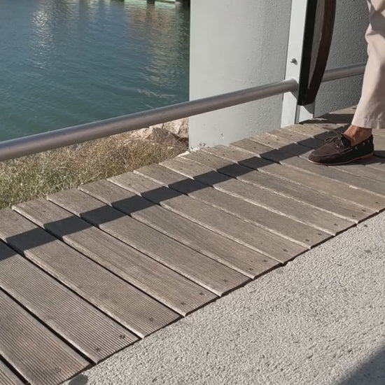 Riva Dark Brown Suede em movimento