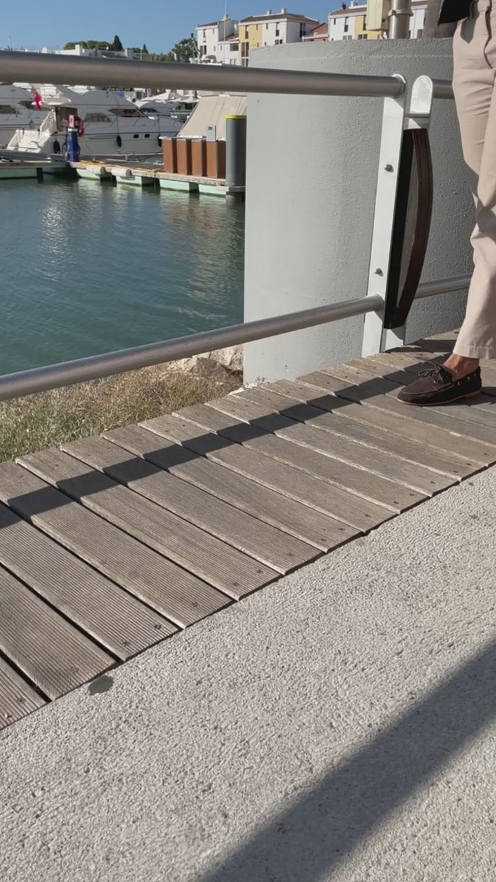 Riva Dark Brown Suede em movimento